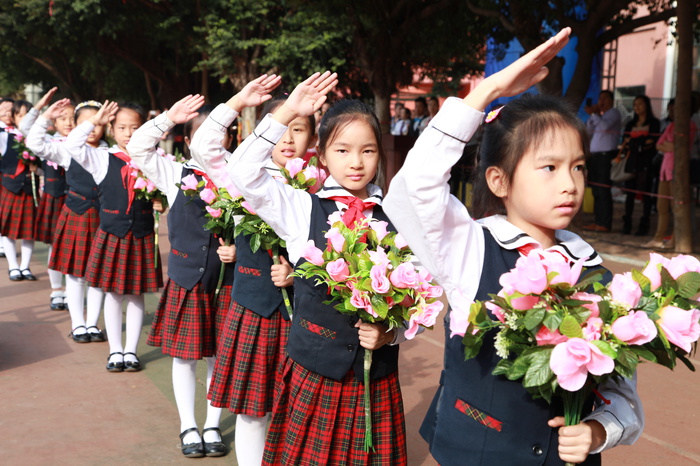 04、圖為鮮花隊(duì)的同學(xué)在升國旗儀式時向國旗敬禮