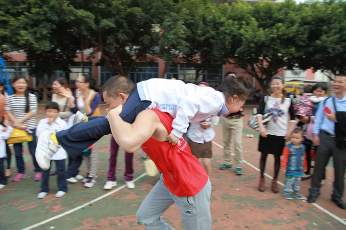 08、圖為一年級小朋友在進(jìn)行&ldquo;親子運(yùn)動會&rdquo;的比賽