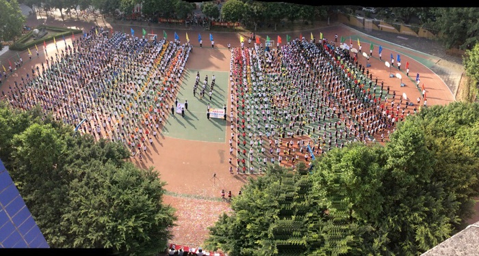 09、圖為運(yùn)動會開幕式全景