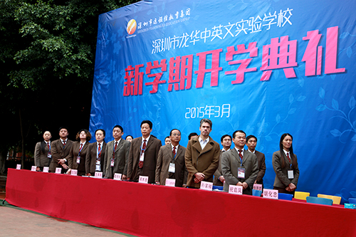 02、圖為開學(xué)典禮升國旗時(shí)學(xué)校干部行注目禮