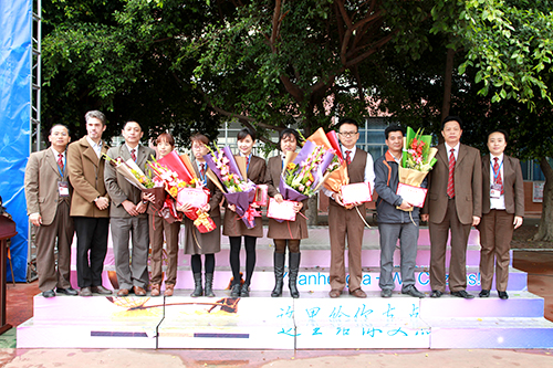 06、圖為開學(xué)典禮時(shí)學(xué)校頒獎(jiǎng)?lì)I(lǐng)導(dǎo)與優(yōu)秀教職工合影