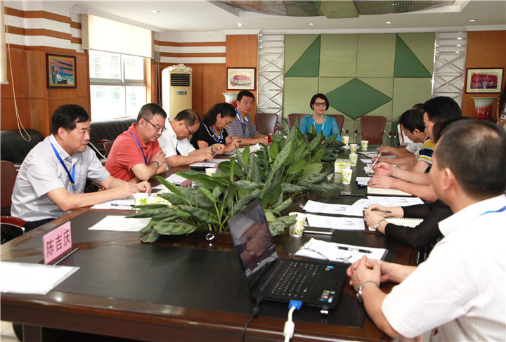 深圳市專家組對龍華中英文實(shí)驗(yàn)學(xué)?！疤厣虒W(xué)實(shí)驗(yàn)”調(diào)研印象好