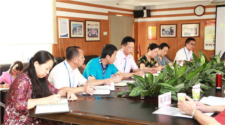 05.圖為專家組經(jīng)過(guò)兩天的調(diào)研后召開(kāi)調(diào)研情況反饋會(huì)02