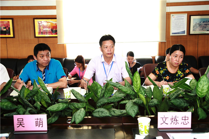 06.圖為學(xué)校戴桓標(biāo)校長(zhǎng)（中）、王開(kāi)利副校長(zhǎng)（左）、集團(tuán)程琳娜主任（右）參加調(diào)研情況反饋會(huì)