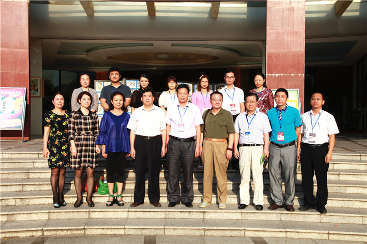 07.圖為深圳市&ldquo;特色教學(xué)實(shí)驗(yàn)&rdquo;調(diào)研專家組與學(xué)校干部合影