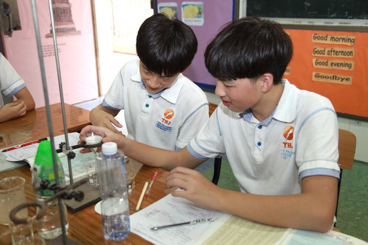 學(xué)生在創(chuàng)新課堂專注進(jìn)行創(chuàng)作實(shí)驗