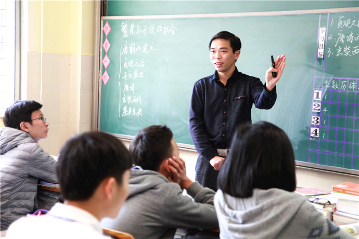 01.圖為陳雙新老師上歷史公開(kāi)課