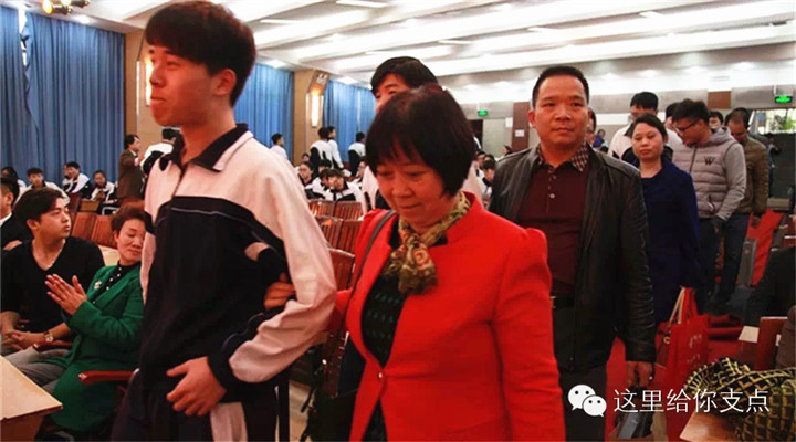 龍華中英文實(shí)驗學(xué)校舉行高三“十八歲成人禮”暨“圓夢高考百日誓師大會”