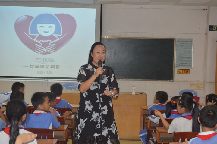 區(qū)婦聯“忘憂草”宣傳活動走進標尚學校