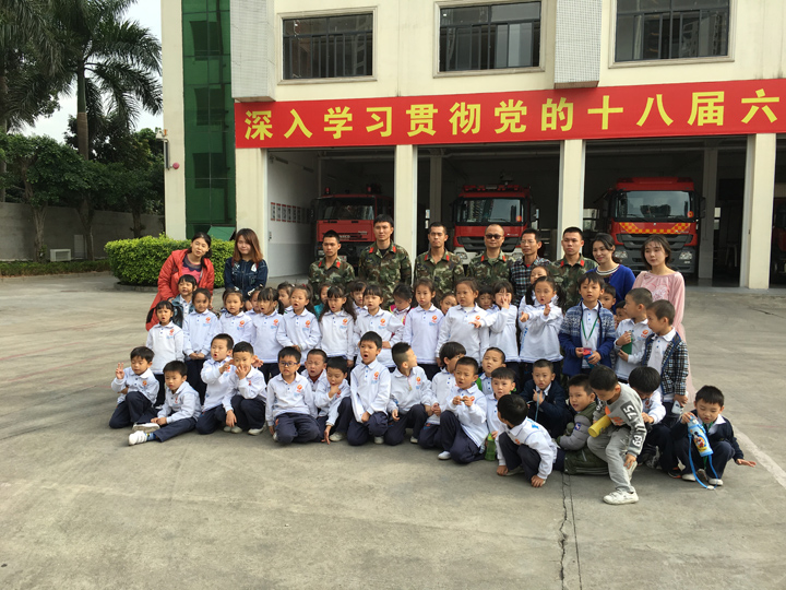 公明中英文學(xué)校OA、OB班到公明消防中隊(duì)進(jìn)行實(shí)踐活動