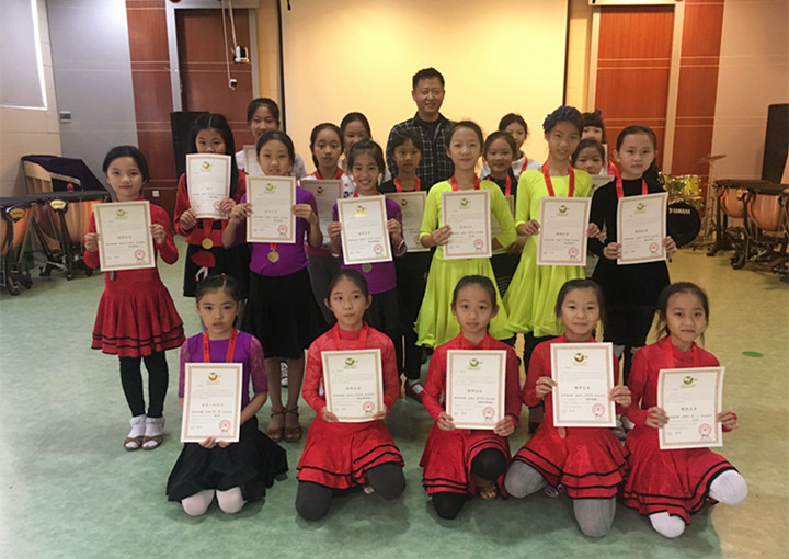 拉丁舞學(xué)員收獲考級證書，付出終有回報(bào)