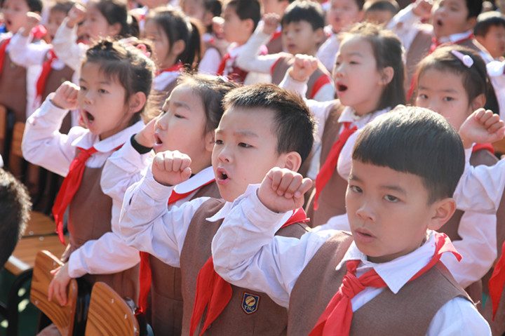 開學(xué)典禮創(chuàng)新招，優(yōu)秀師生坐主臺 ——深圳市龍華中英文實驗學(xué)校舉行開學(xué)典禮 