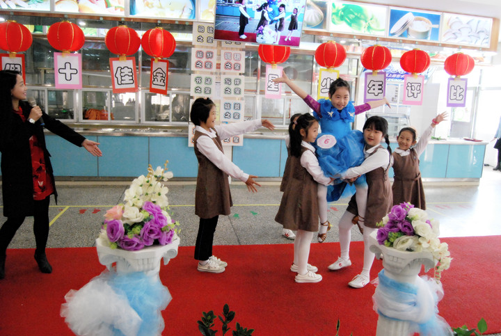 公明中英文學(xué)校：啦啦隊(duì)員齊吶喊，十佳少年展風(fēng)采