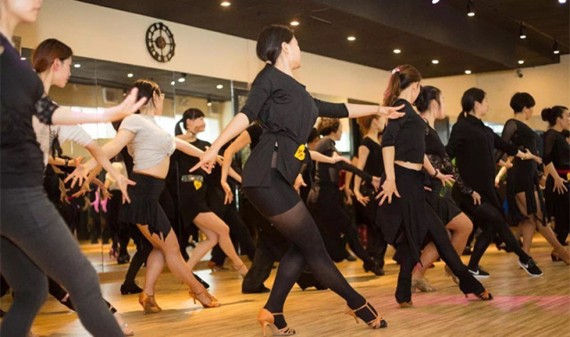 成人？你的舞蹈夢呢?。?！