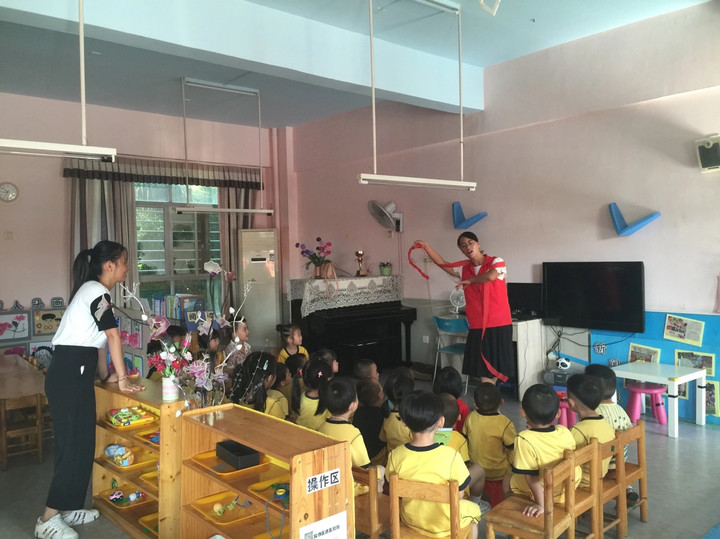 燕川園開展家長入園跟崗教師“半日體驗(yàn)”活動(dòng)