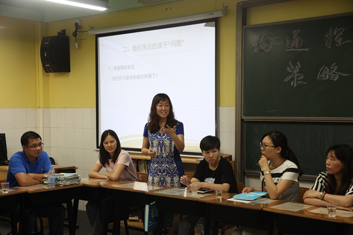 爭當(dāng)這樣的家長：為孩子做表率，與學(xué)校共育才——深圳市龍華中英文實驗學(xué)校初中部家長會圓滿召開