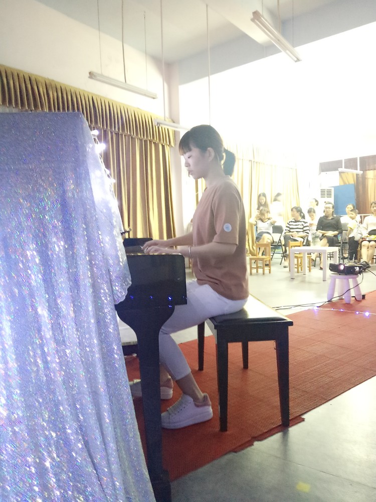 “以琴會(huì)友，以歌相伴”——園內(nèi)教師鋼琴比賽