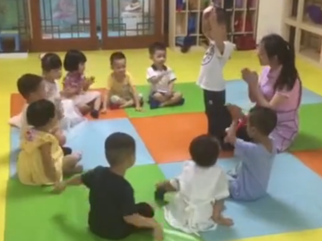 〈江南名苑中心〉拍拍手，大家互相介紹自己