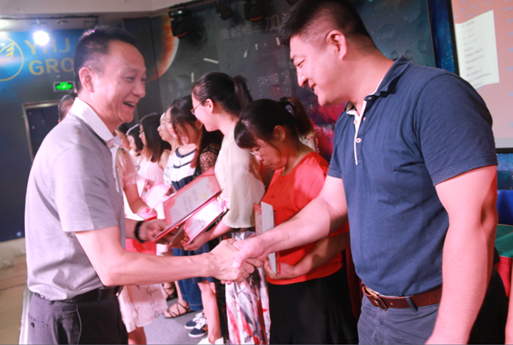 獎(jiǎng)先進(jìn)、凝團(tuán)隊(duì)、明目標(biāo)、創(chuàng)特色，新學(xué)期繪美好教育新藍(lán)圖