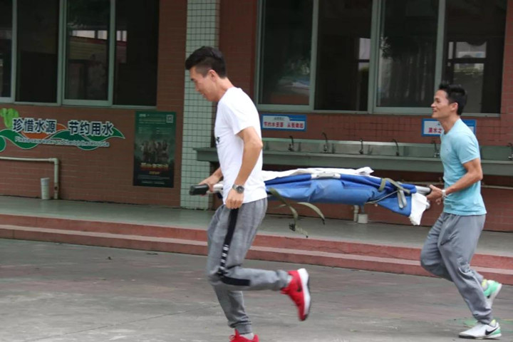 開展消防演練，提升應(yīng)急能力——深圳市龍華中英文實(shí)驗(yàn)學(xué)校舉行消防安全疏散演練