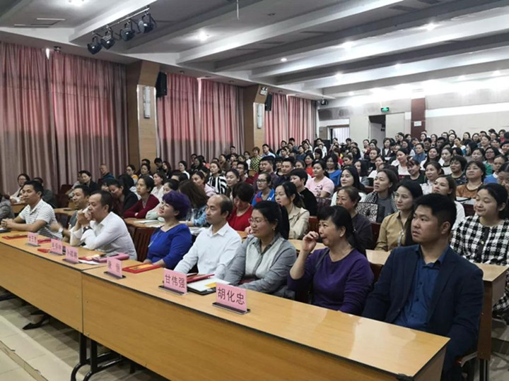 若為人父母是一場人生旅行，美麗風(fēng)景要靠你引領(lǐng)孩子發(fā)現(xiàn) ——致龍華中英文實(shí)驗(yàn)學(xué)校家長學(xué)校開學(xué)儀式