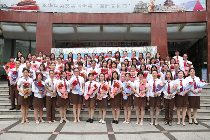 做學(xué)生愛戴、家長(zhǎng)信任的閃亮班主任 ——深圳市“龍華區(qū)第三屆班主任節(jié)”龍華中英文實(shí)驗(yàn)學(xué)校啟動(dòng)儀式