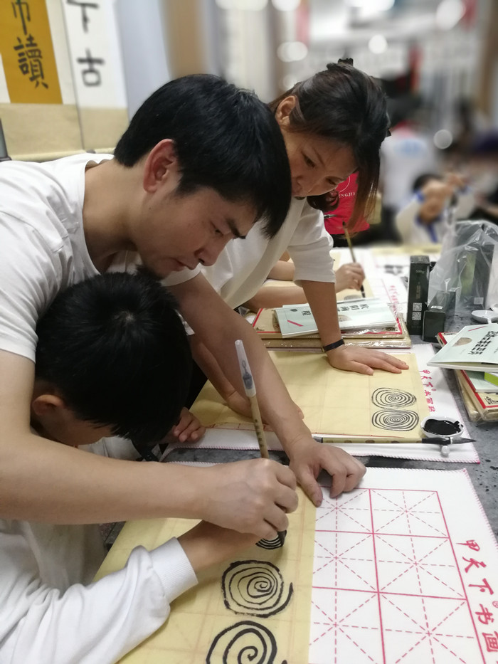 親子同練，家校共建，龍華中英文“家長(zhǎng)社團(tuán)”有聲有色