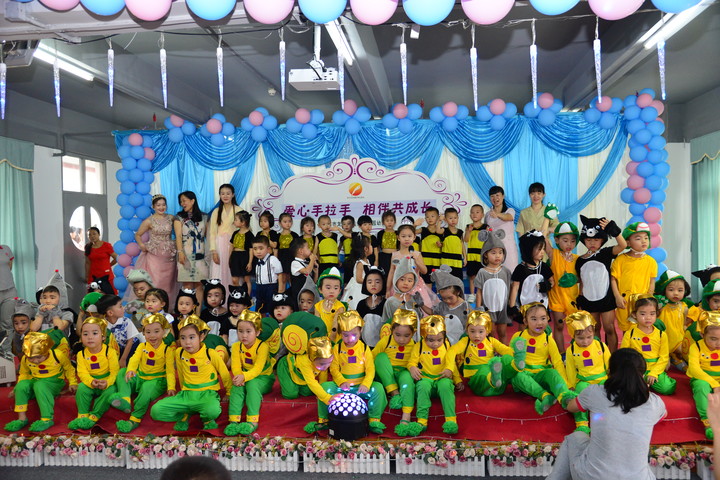 愛(ài)心手拉手，相伴共成長(zhǎng)