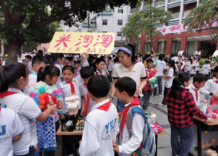 精美作品亮人眼，跳蚤市場交易忙