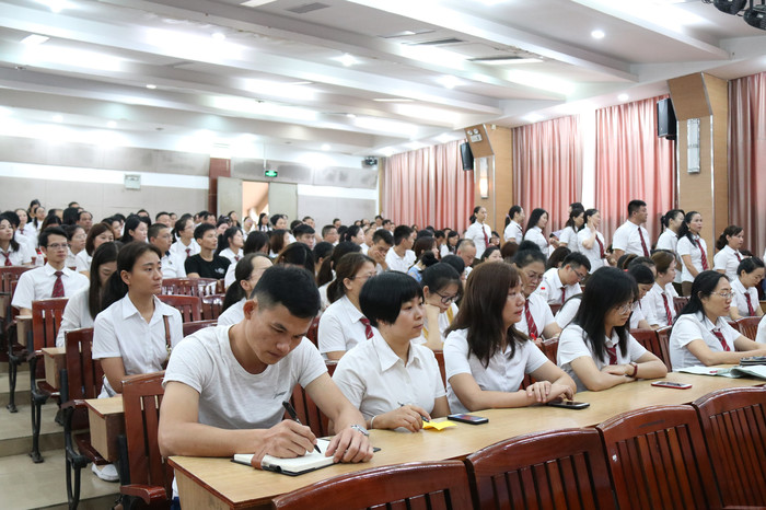 獎教獎先，傳承創(chuàng)新，建設(shè)優(yōu)質(zhì)、高端、多元的現(xiàn)代化特色學(xué)校 ——學(xué)校召開2019秋季學(xué)期全體教職工大會