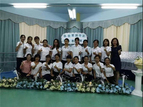 自覺(jué)愛(ài)國(guó)守法，潛心教書育人