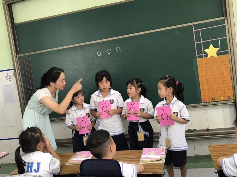 落實“兩個常規(guī)”，實施“青藍工程” ——小學(xué)低年級段語文學(xué)科教研重實訓(xùn)