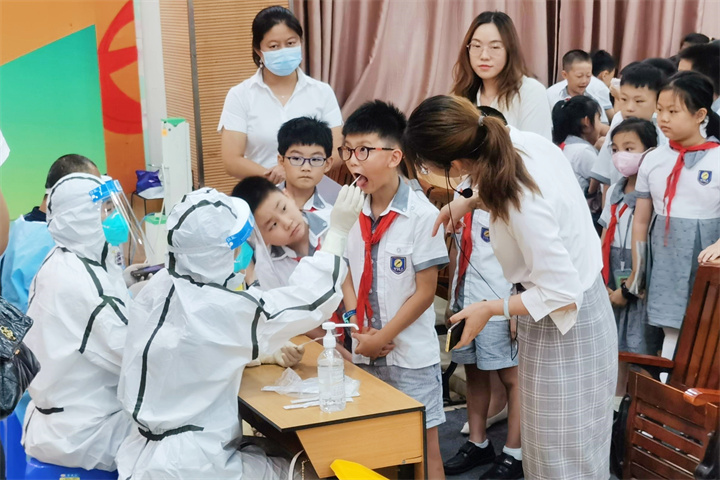 共同戰(zhàn)“疫”，龍華中英文在行動!——學校組織志愿者支援社區(qū)防疫一線