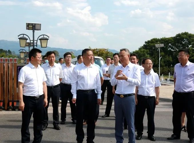 劉小強(qiáng)書記率領(lǐng)區(qū)領(lǐng)導(dǎo)集體調(diào)研遠(yuǎn)恒佳學(xué)?！P(guān)注教育、關(guān)心教育、支持教育