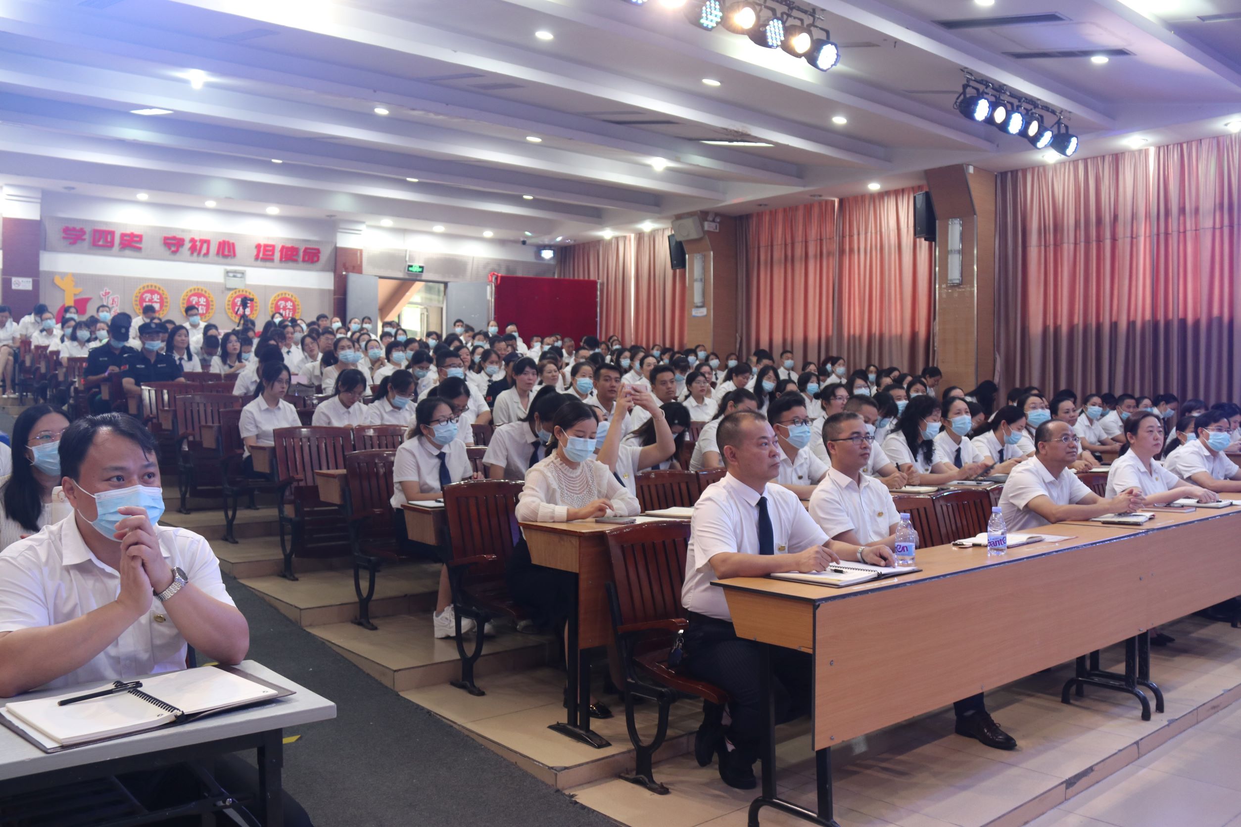 立足長(zhǎng)遠(yuǎn)發(fā)展，建設(shè)美好教育——新學(xué)年開(kāi)學(xué)教職工大會(huì)開(kāi)新篇