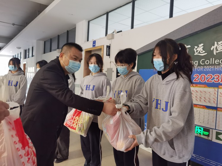 心系留校學(xué)生，情暖長(zhǎng)壽湖畔——區(qū)教委領(lǐng)導(dǎo)慰問(wèn)我校疫情期間周末留校學(xué)生