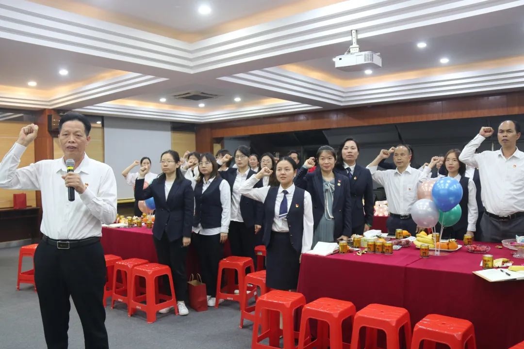 憶入黨初心，擔(dān)責(zé)任使命——龍華中英文實(shí)驗(yàn)學(xué)校黨支部為黨員辦集體政治生日會(huì)